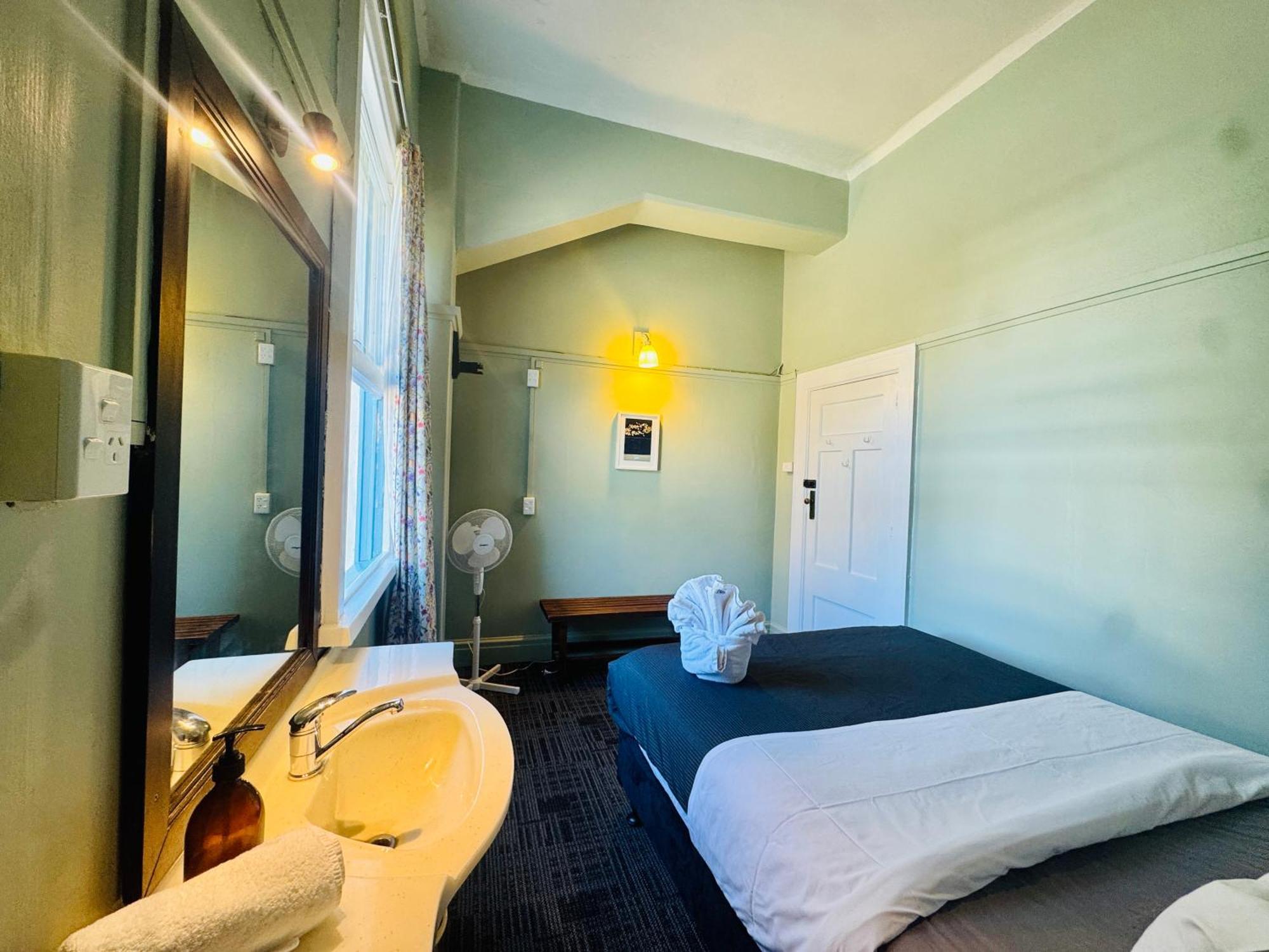 Crashpalace Backpackers Napier Eksteriør billede